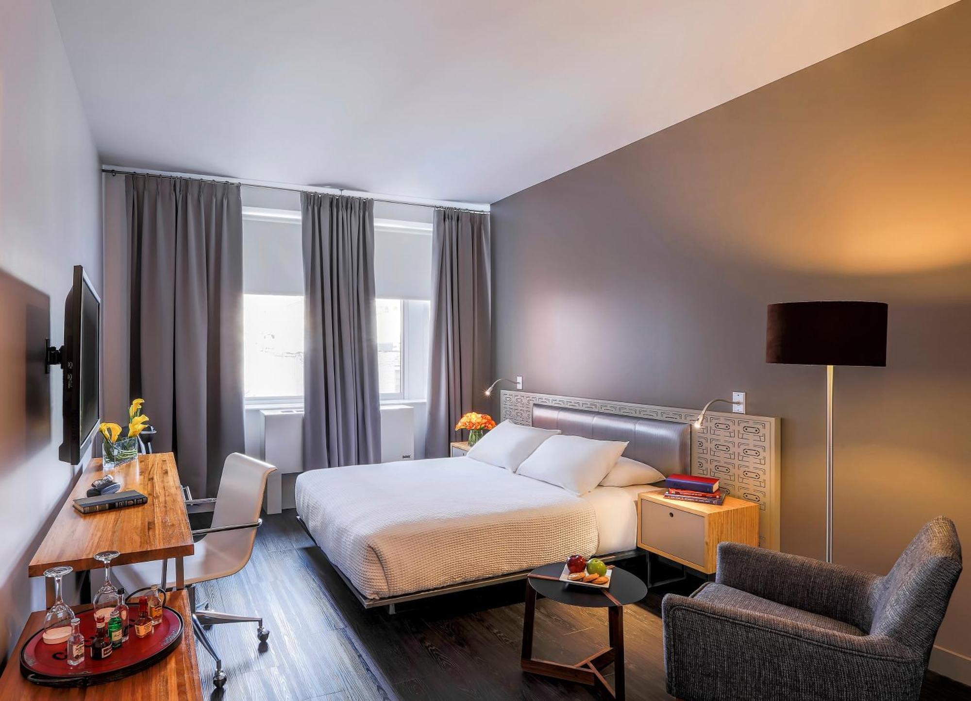 Zimmer mit Kingsize-Bett
