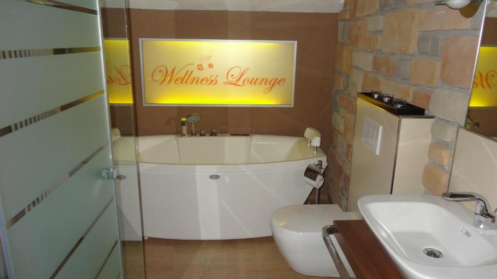 Zimmer mit Queensize-Bett und Whirlpool-Badewanne