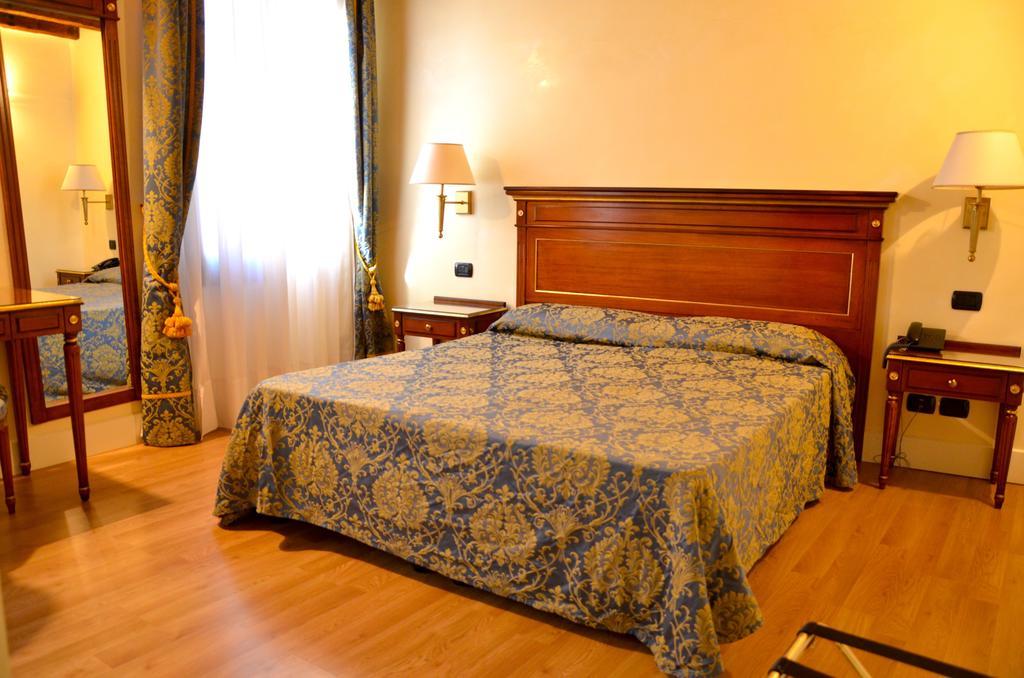 Zimmer mit Queensize-Bett und Kanalblick