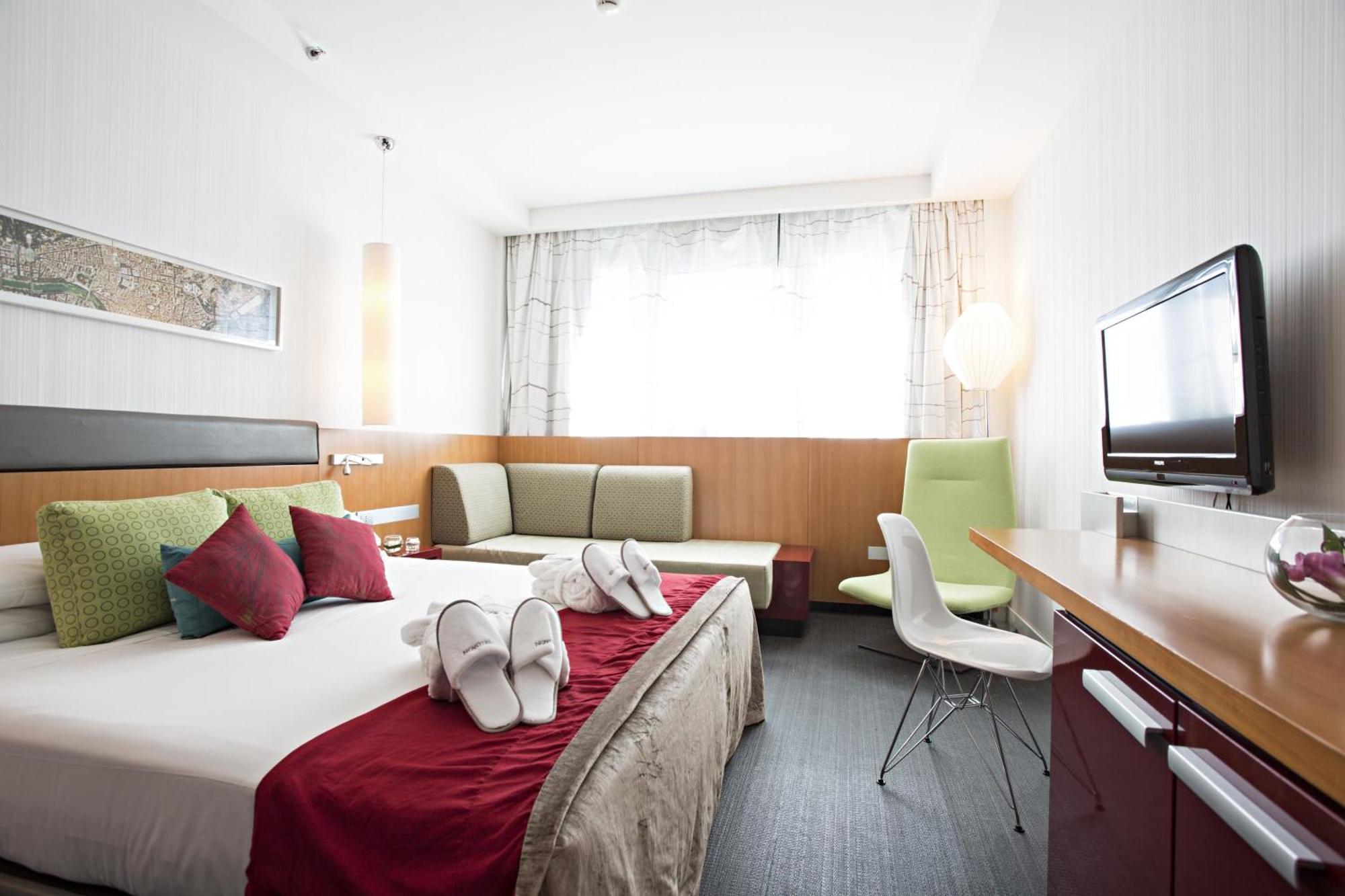 Standard Zimmer mit 1 Doppelbett und 1 Schlafsofa für 1 Person