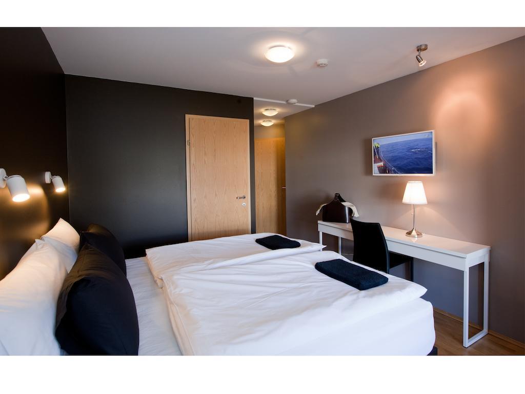 Standard Doppel- oder Zweibettzimmer mit eigenem Bad und Blick auf den Platz