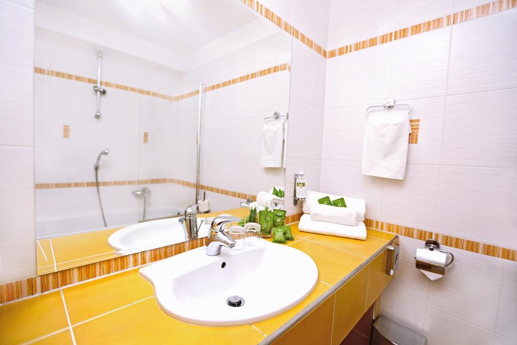 Maisonette Family Room (2 Adults + 2 Children)