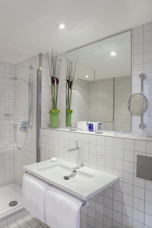 Kunstzimmer mit Blick auf den Innenhof