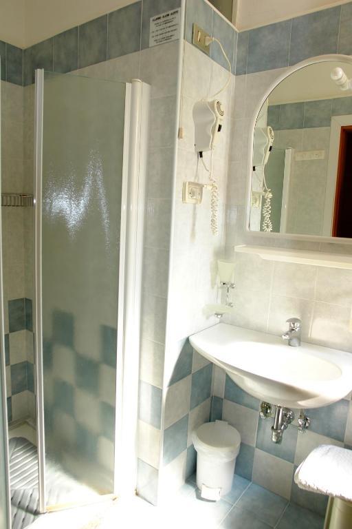 Doppel-/Zweibettzimmer mit Balkon