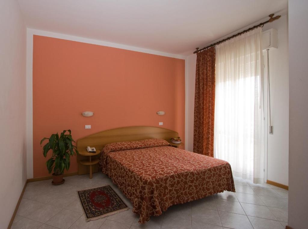 Doppel-/Zweibettzimmer mit Balkon
