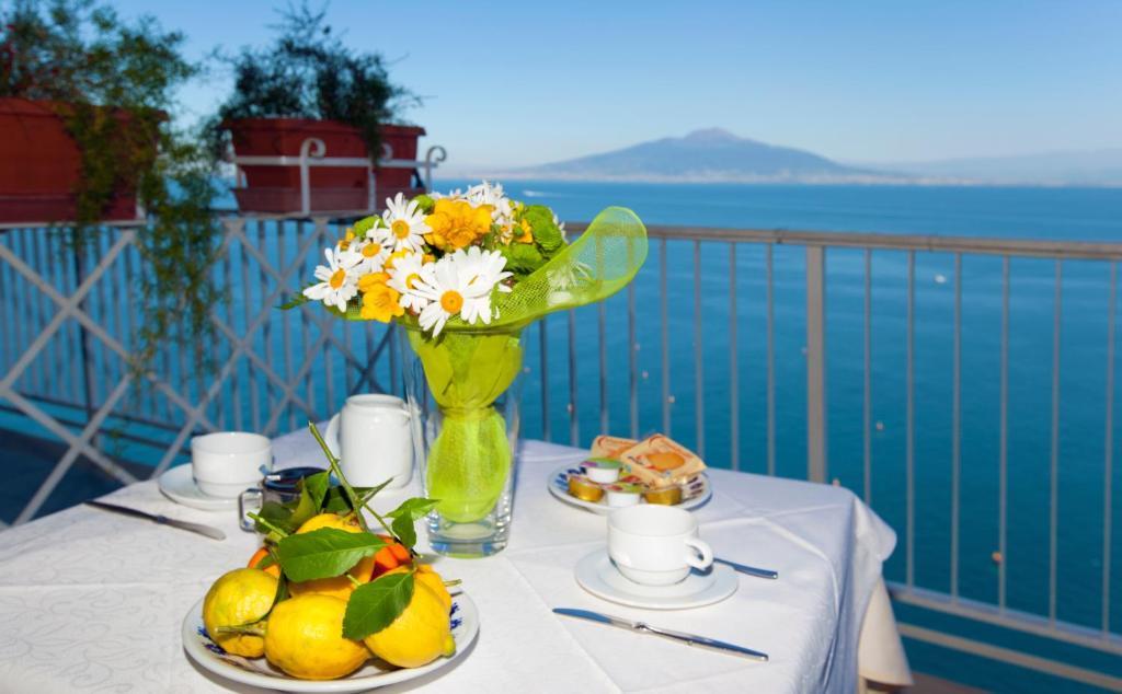 Vierbettzimmer mit Balkon und Meerblick