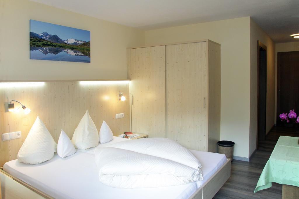 Dreibettzimmer mit Verbindungstür und Balkon