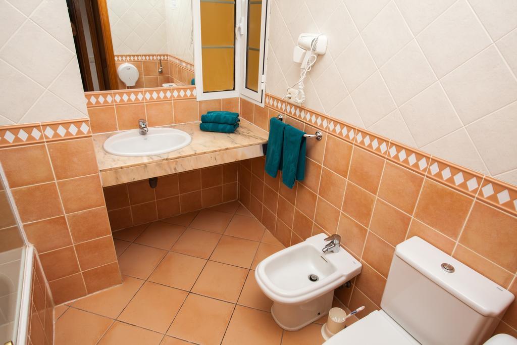 Familiensuite mit Poolblick (2 Erwachsene + 2 Kinder)