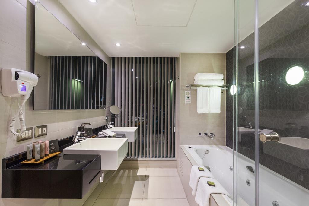 Suite mit Kingsize-Bett sowie mit Whirlpool und Balkon