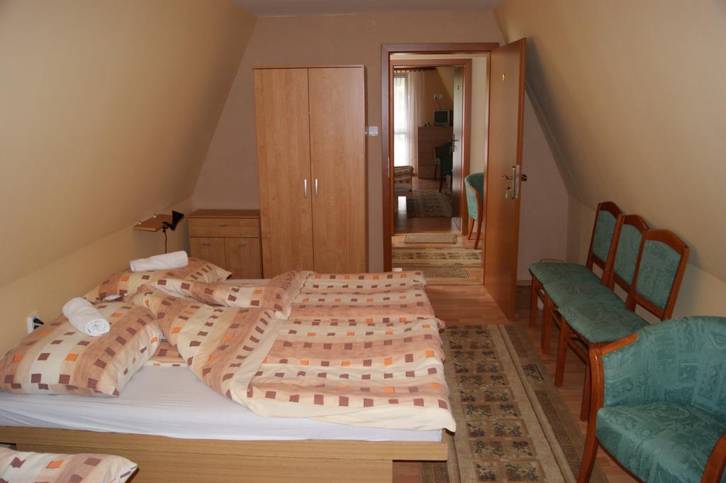 Dreibettzimmer mit Balkon