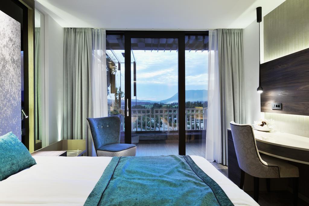Superior Doppel- oder Zweibettzimmer mit Balkon und Parkblick