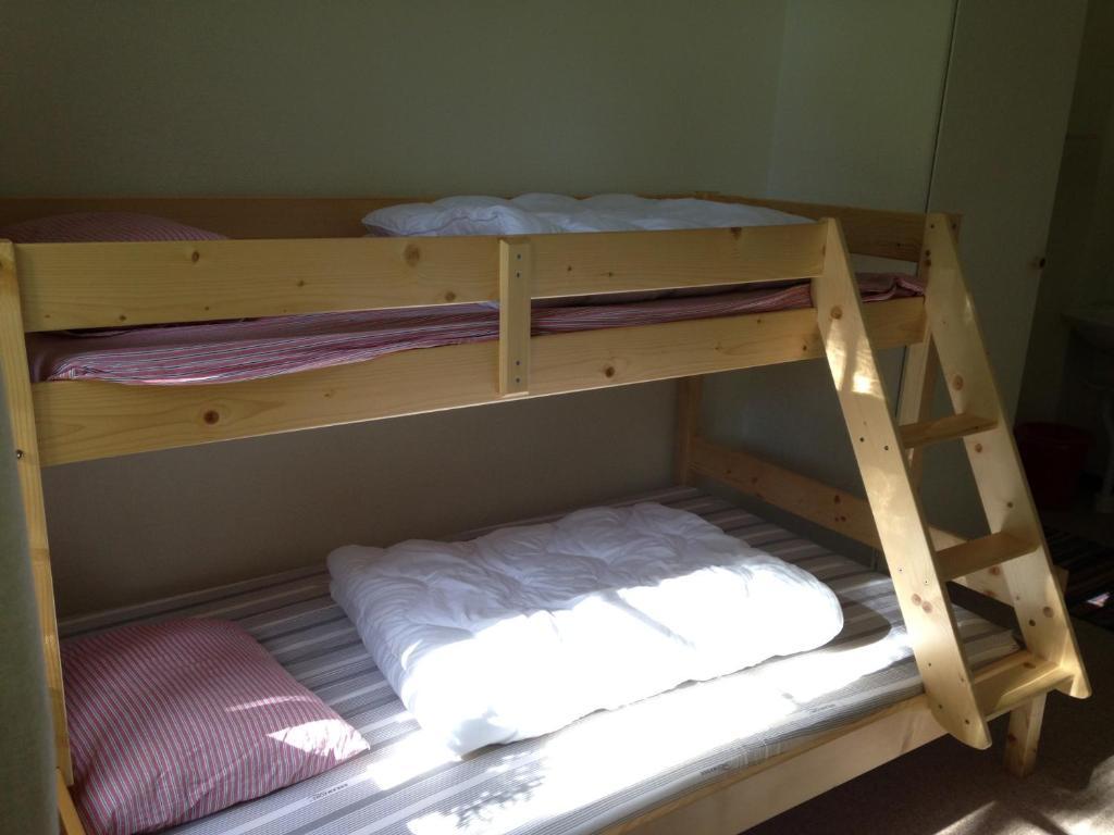 Familienzimmer mit Gemeinschaftsbad (2 Erwachsene + 1 Kind)