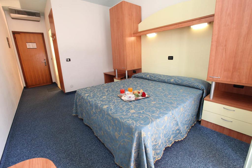Doppel-/Zweibettzimmer mit eigener Terrasse