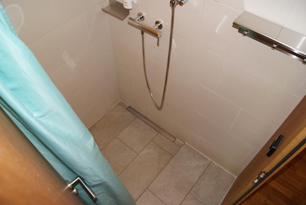 Einzelbett im gemischten Schlafsaal für 4 Personen mit Dusche