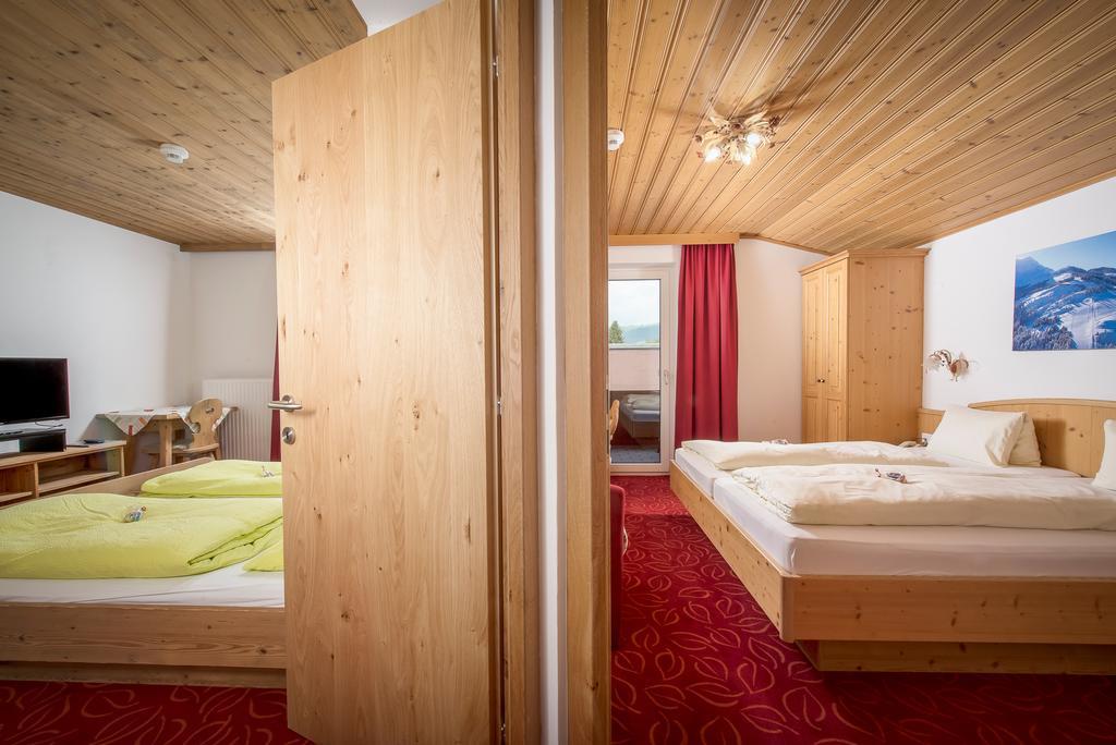 Zimmer mit 2 Kingsize-Betten