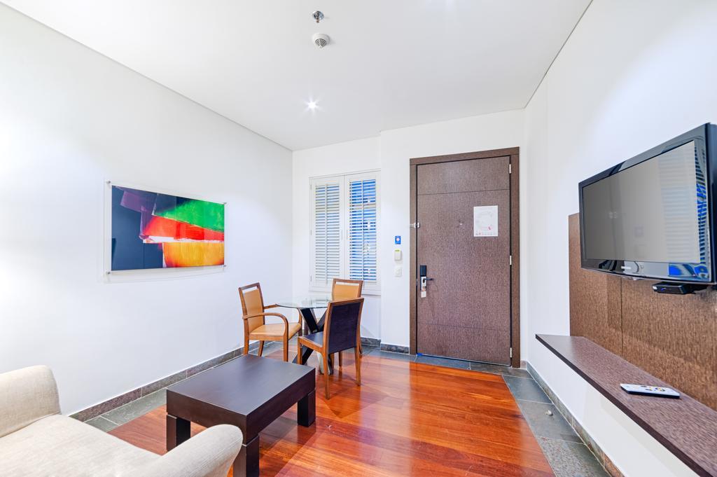 Luxus Zimmer mit Kingsize-Bett und Balkon
