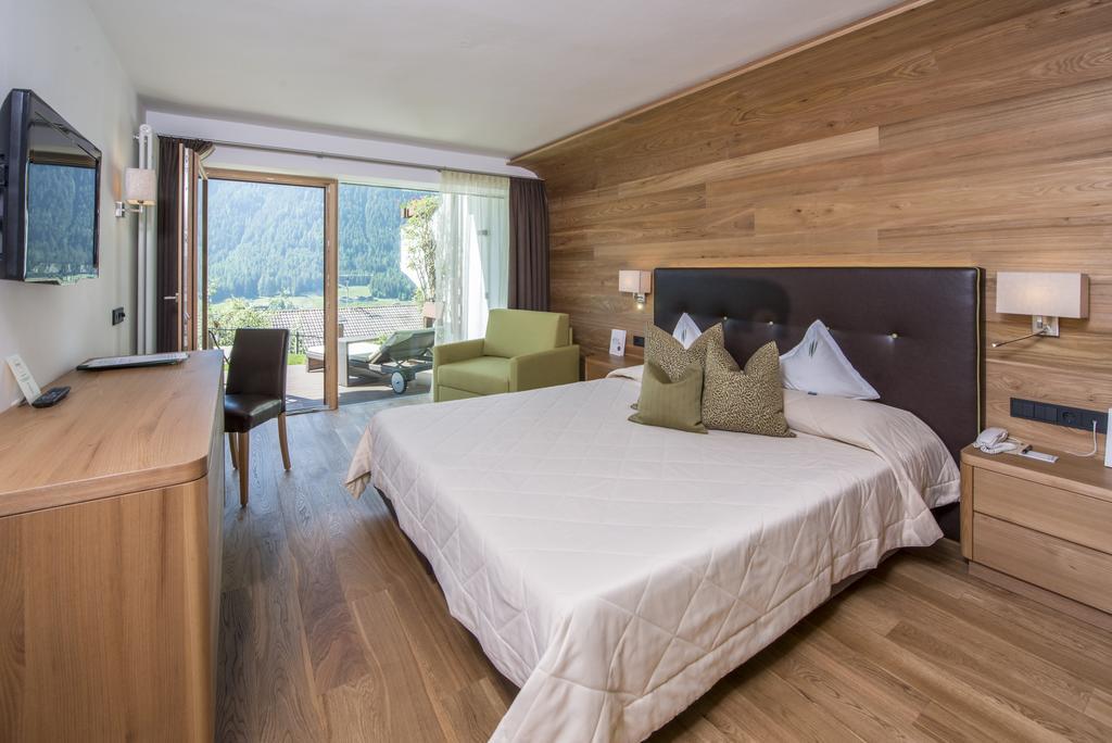 Dreibettzimmer mit Bergblick