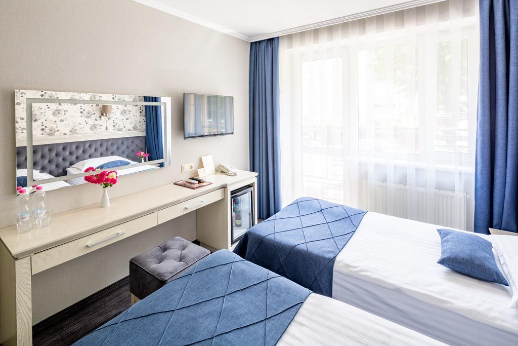 Zweibettzimmer mit Balkon