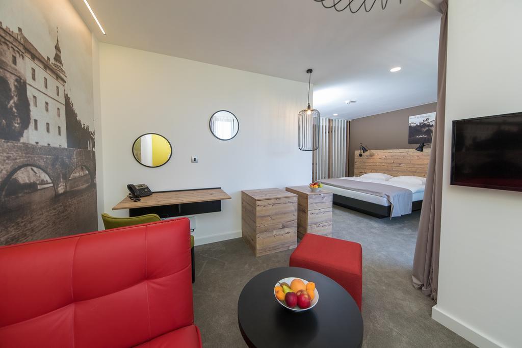 Premium Doppel- oder Zweibettzimmer mit Zustellbett und Balkon