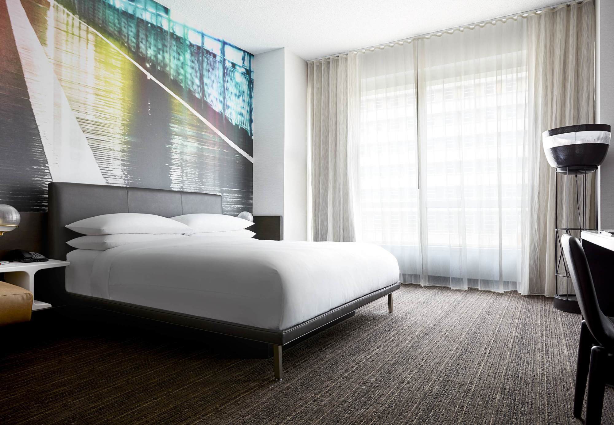 Zimmer mit Kingsize-Bett