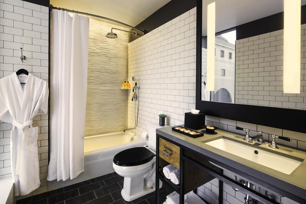 Suite mit barrierefreier Badewanne – barrierefrei