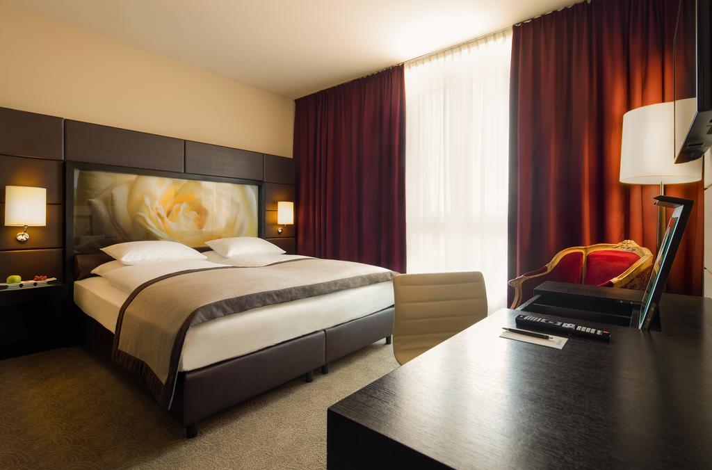 Zimmer mit Kingsize-Bett