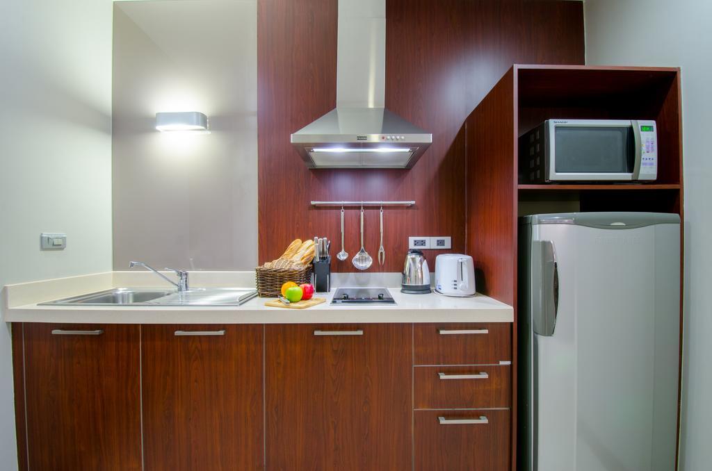 Deluxe Suite mit Kingsize-Bett, Wohnzimmer und Balkon