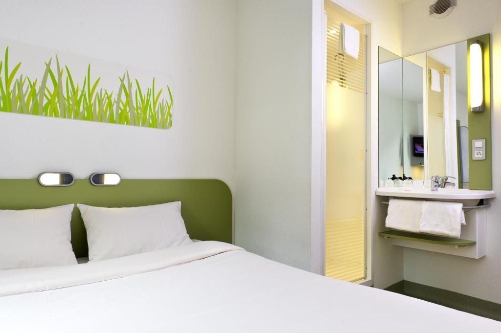 Dreibettzimmer mit 1 Doppelbett und 1 Etagenbett