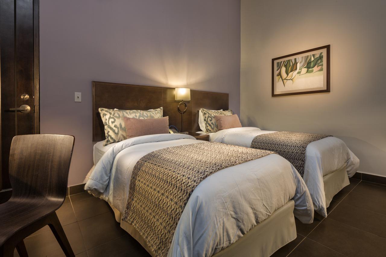 Zimmer zur Innenseite mit 2 Einzelbetten