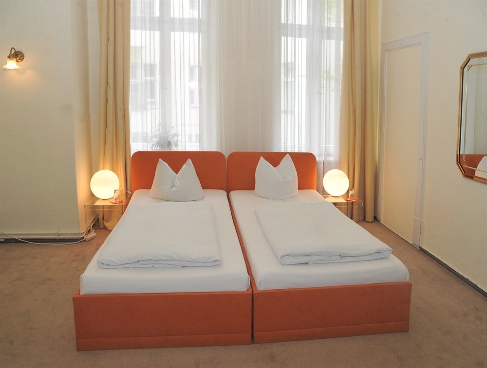 Doppel-/Zweibettzimmer mit Bad