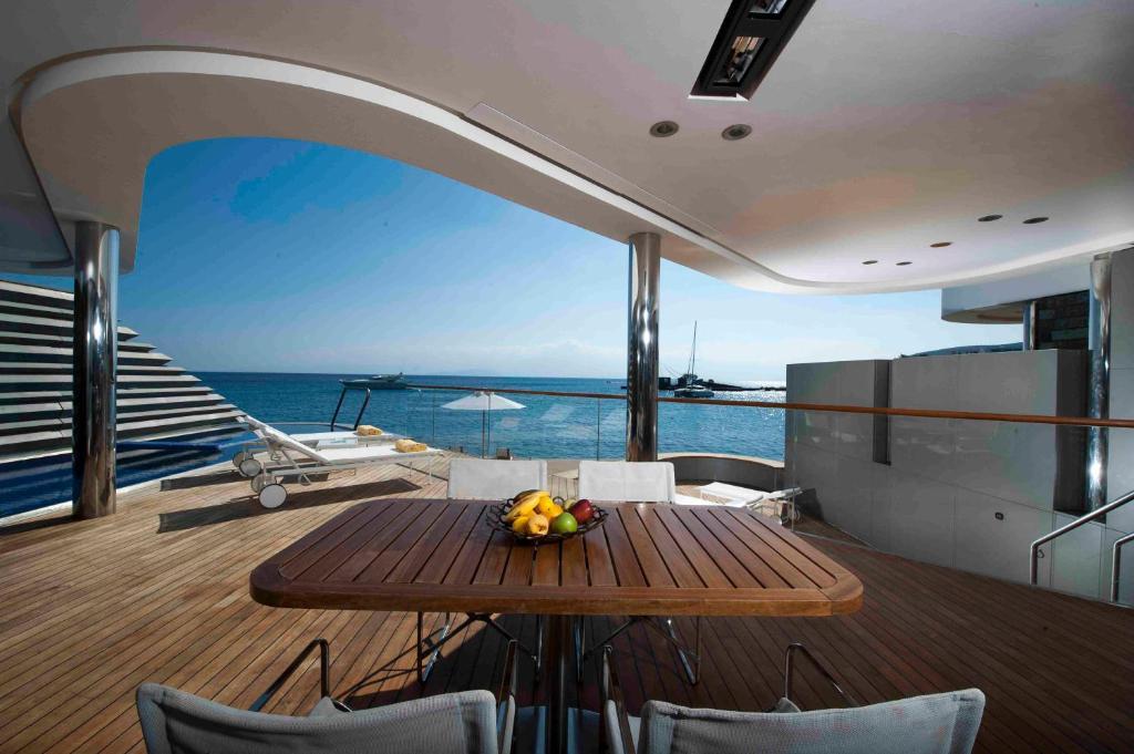 Yacht Villa mit Meerblick und eigenem Pool