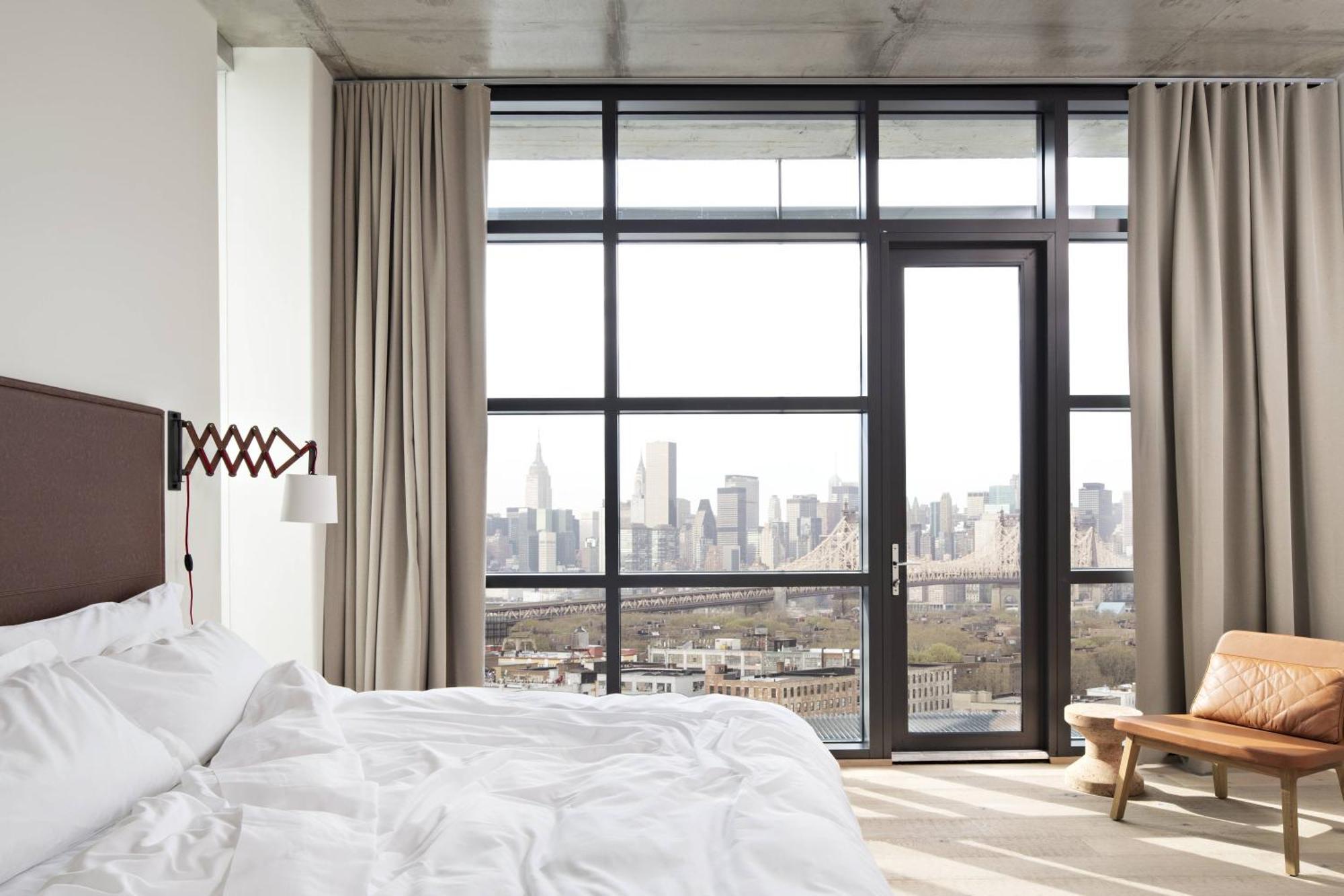 Eckzimmer mit Kingsize-Bett und Balkon mit Aussicht auf Manhattan