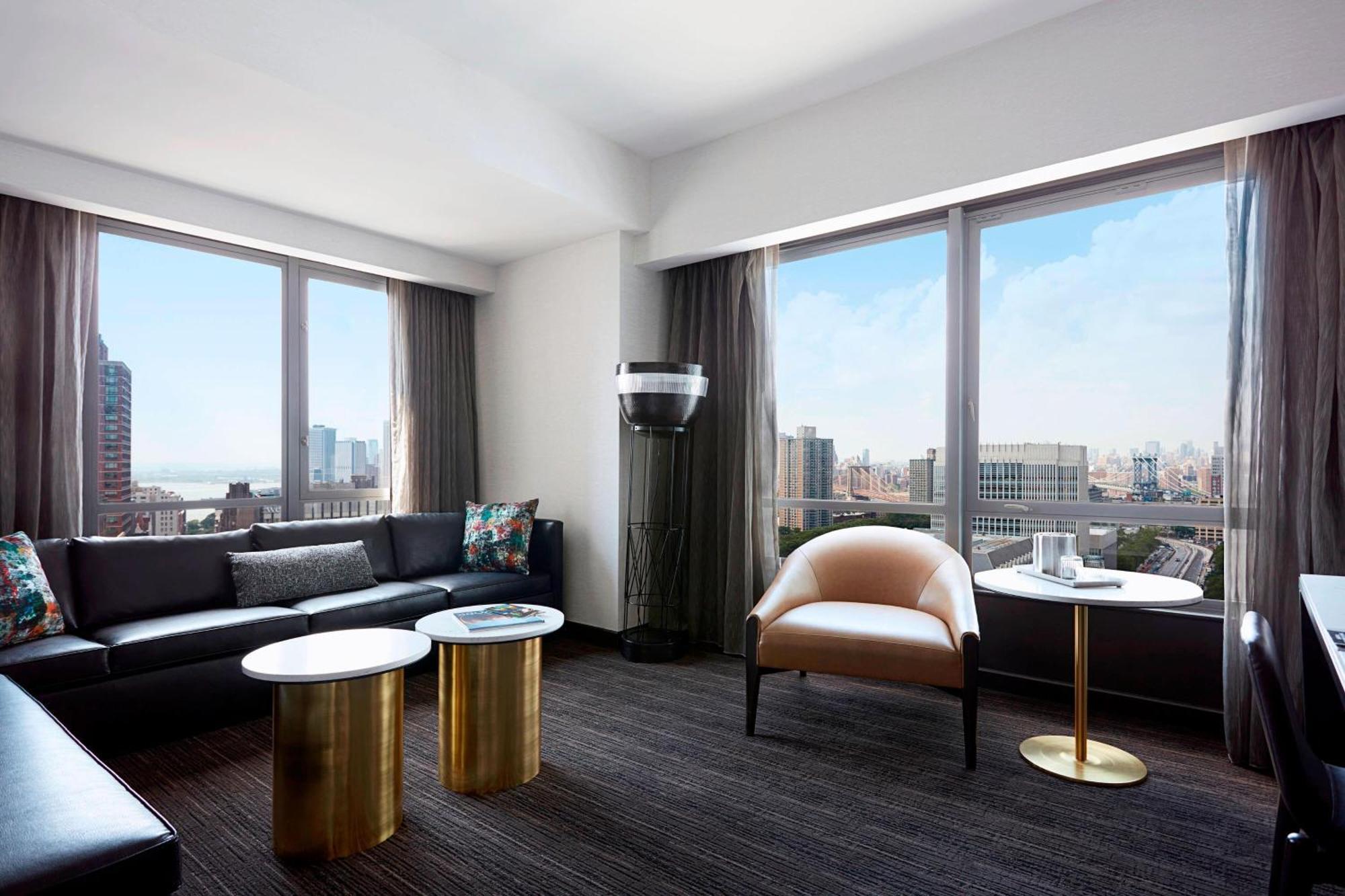 Suite mit 1 Schlafzimmer mit Kingsize-Bett, 1 Wohnzimmer mit Schlafsofa und Blick auf das Wasser