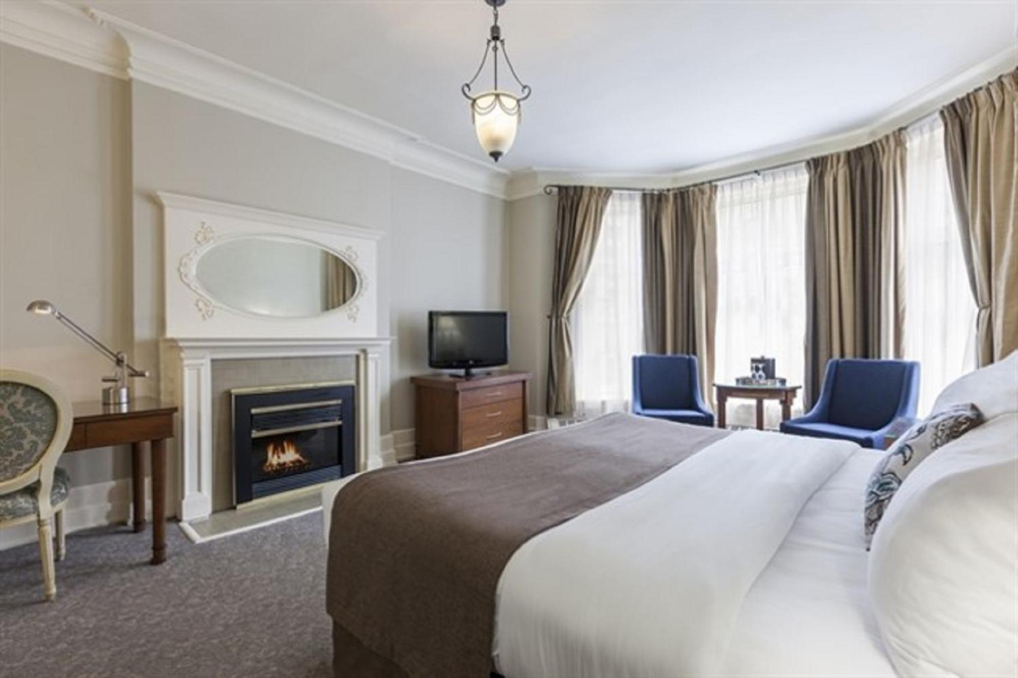 Deluxe Zimmer mit Kingsize-Bett und Kamin