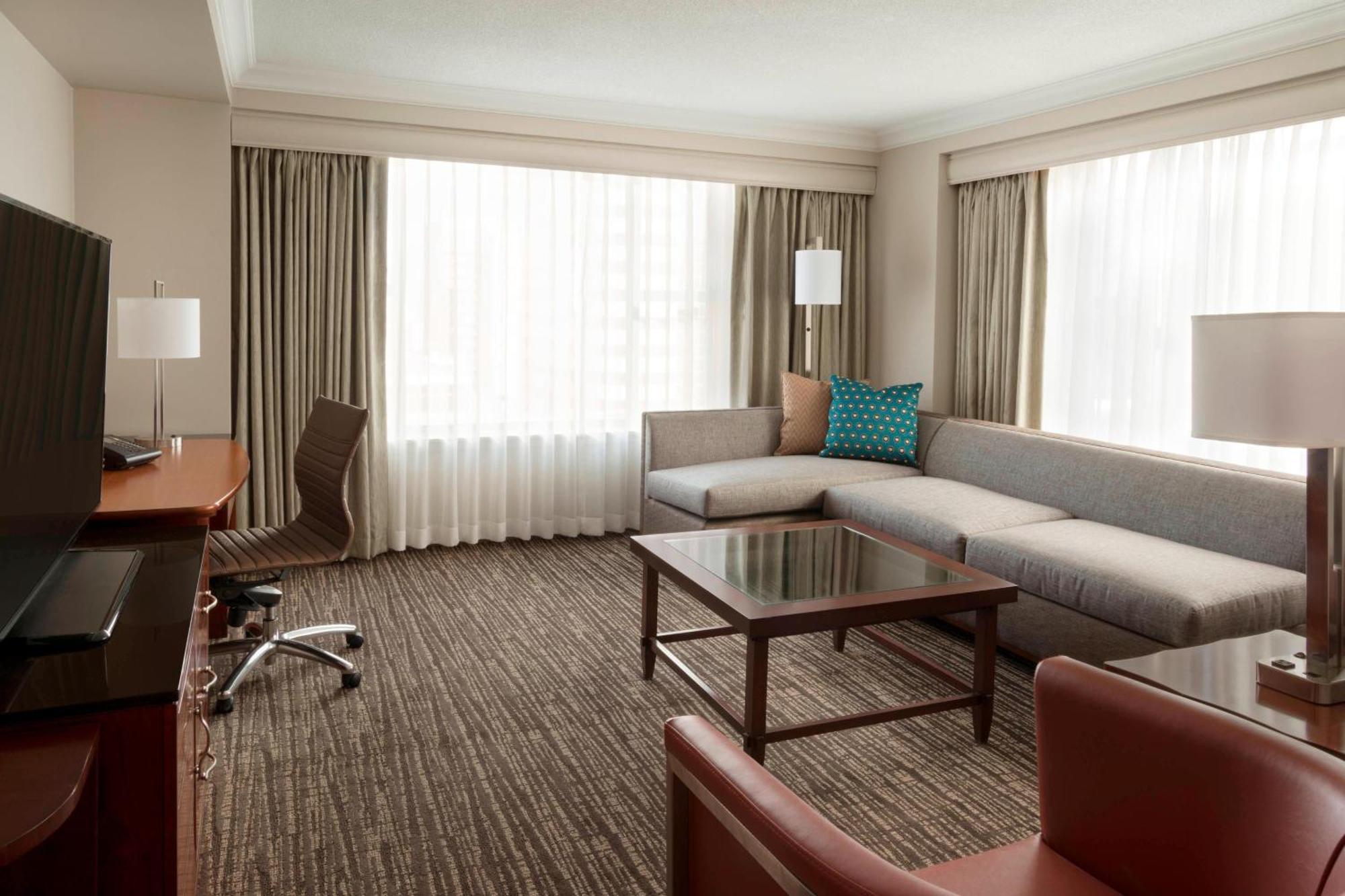 Executive Suite mit 1 Schlafzimmer mit 1 Kingsize-Bett, Schlafsofa und Blick auf den Innenhof