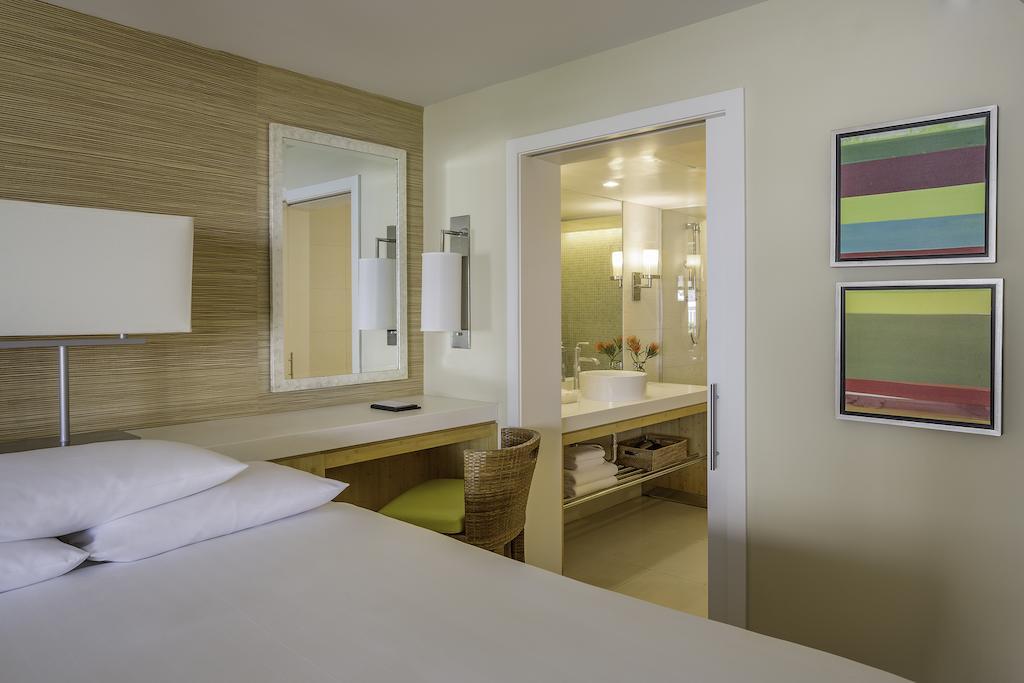 Zimmer mit 2 Queensize-Betten und barrierefreier Badewanne
