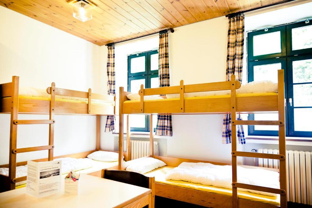 Eigenes Dreibettzimmer mit Gemeinschaftsbad.