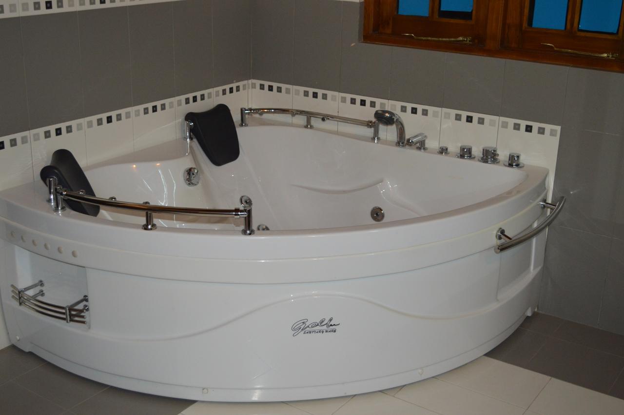 Zimmer mit Kingsize-Bett und Whirlpool