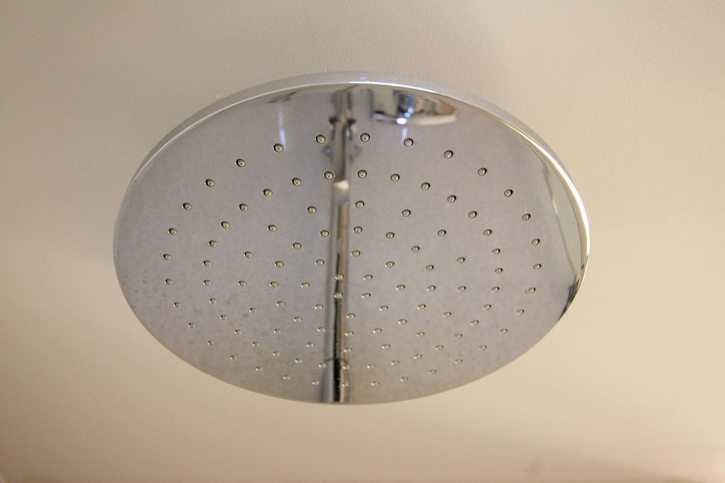 Doppelzimmer mit 2 Doppelbetten und barrierefreier Badewanne - barrierefrei