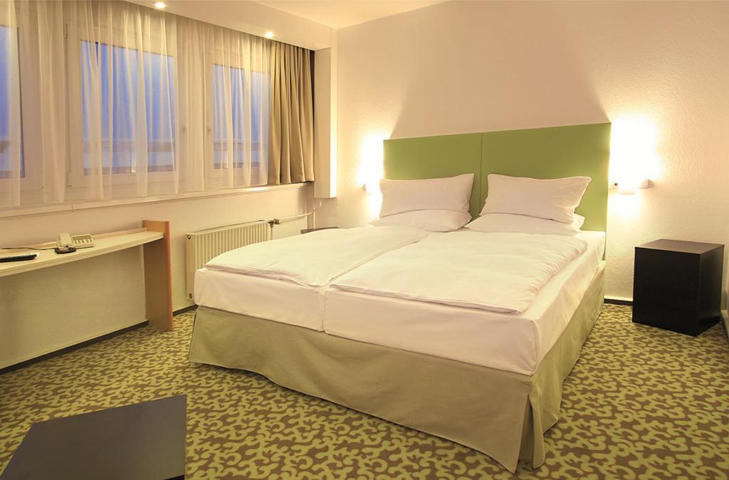 Standard Suite mit 1 Doppelbett und 2 Sofas