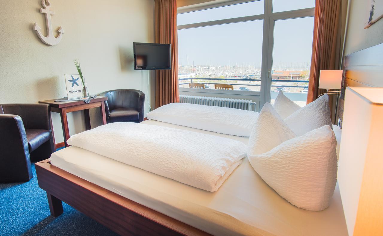 Zimmer mit Kingsize-Bett und Meerblick