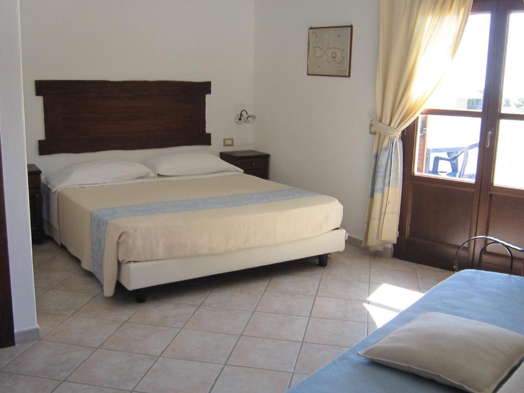 Comfort Dreibettzimmer mit Poolblick