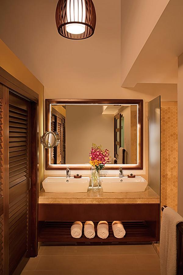 Junior Suite mit Kingsize-Bett, Blick ins tropische Grün und direktem Poolzugang