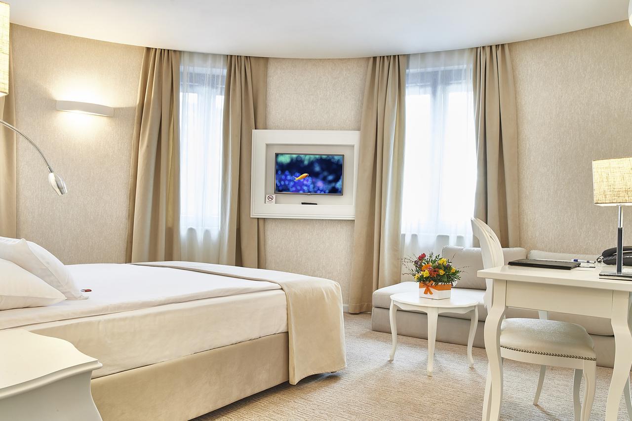 Deluxe Doppelzimmer mit Sofa und Bergblick