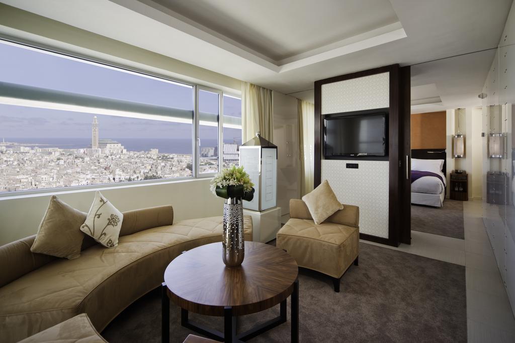 Prestige Suite mit Kingsize-Bett, separatem Wohnbereich und Blick auf die Moschee sowie die Medina