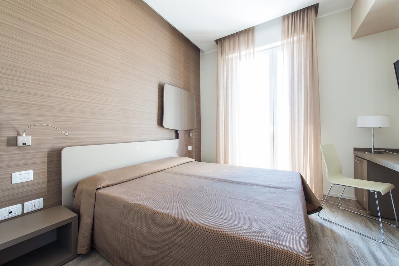 Doppelzimmer mit Balkon und Meerblick