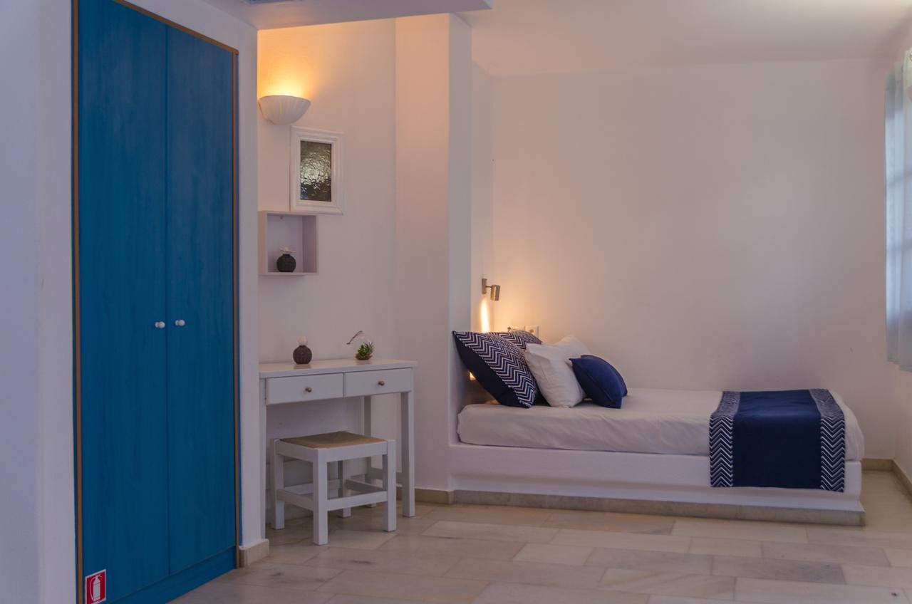 Dreibettzimmer mit Poolblick