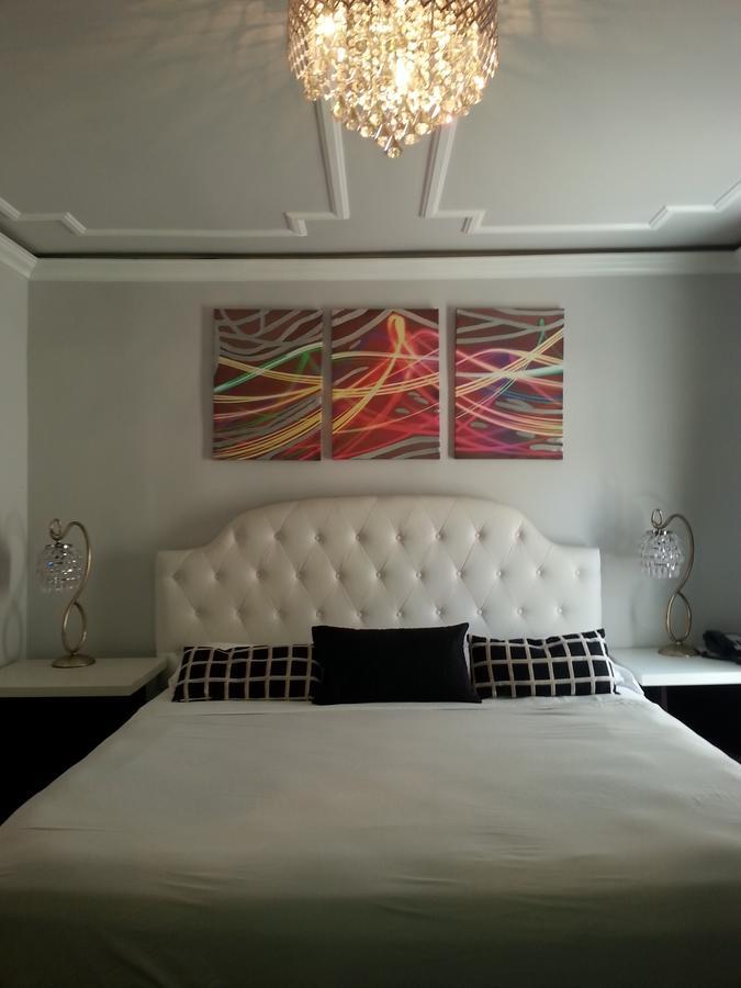 Zimmer mit Kingsize-Bett