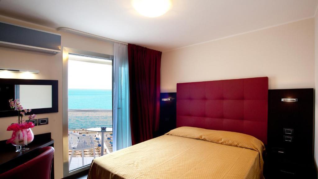 Zimmer mit Queensize-Bett und Meerblick