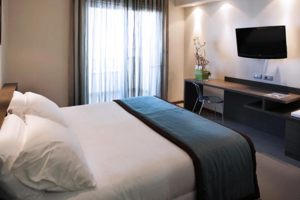 Superior Dreibettzimmer zur Stadtseite mit Balkon und Zugang zum Pool